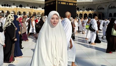 8 Inspirasi Gaya Ayana Moon Pakai Hijab Bergo hingga Pashmina Saat Umrah
