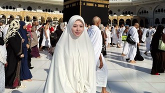 8 Inspirasi Gaya Ayana Moon Pakai Hijab Bergo hingga Pashmina Saat Umrah