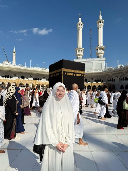8 Inspirasi Gaya Ayana Moon Pakai Hijab Bergo hingga Pashmina Saat Umrah