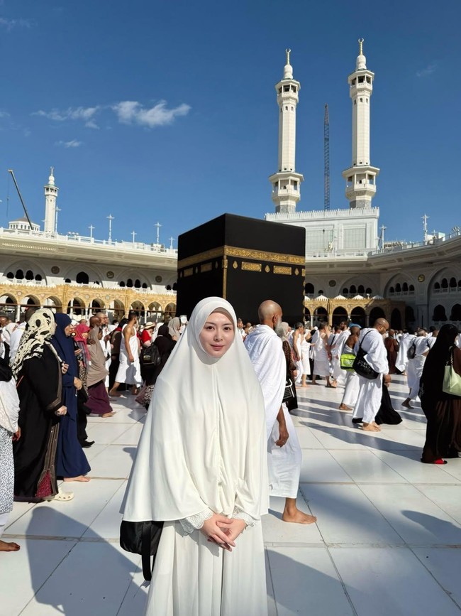 8 Inspirasi Gaya Ayana Moon Pakai Hijab Bergo hingga Pashmina Saat Umrah