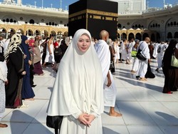 8 Inspirasi Gaya Ayana Moon Pakai Hijab Bergo hingga Pashmina Saat Umrah