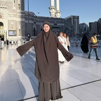 Ayana memilih khimar instan dan abaya yang simpel untuk menunjang aktivitas ibadahnya yang padat di Tanah Suci. Pilihan warna monokrom ini memberikan kesan hangat saat beribadah. Foto: Dok. Instagram @xolovelyayana.