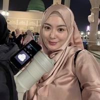 Ayana mengenakan hijab berbahan satin berwarna dusty pink yang memberikan efek berkilau lembut saat terkena cahaya lampu. Gaya hijab ini dibentuk dengan lilitan sederhana menutupi dada yang menonjolkan wajahnya yang terlihat segar. Foto: Dok. Instagram @xolovelyayana.