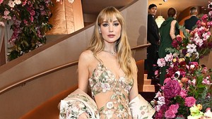 Ia tampil menawan dengan naked dress dari Givenchy rancangan Sarah Burton. Christopher Polk/2026GG/Penske Media via Getty Images