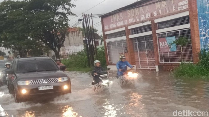 Genangan air di jalan Jogja-Solo, Delanggu, Klaten, Senin (12/1/2026) sore.