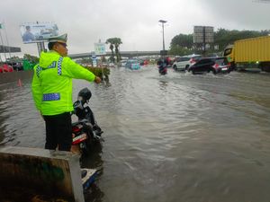 Jalan di Kawasan Bandara Soekarno-Hatta Tergenang, Lalin Macet