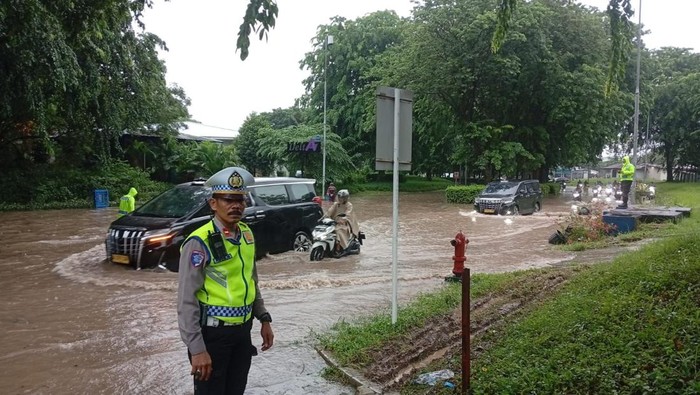 109 Penerbangan Delay Akibat Cuaca Buruk di Bandara Soetta