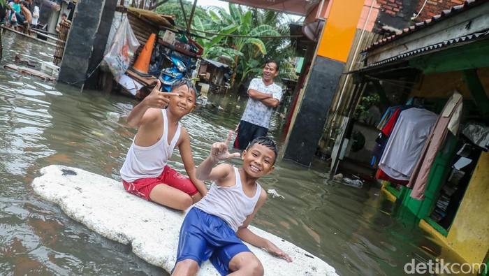 Hujan deras yang mengguyur Jakarta sejak Senin pagi (12/1/2026) menyebabkan banjir merendam permukiman warga di Kampung Rawa Indah, Pegangsaan Dua. Luapan kali yang melintasi kawasan tersebut membuat air meluber ke jalan lingkungan hingga masuk ke rumah-rumah warga.
