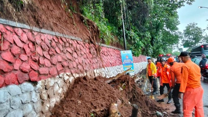Jalan Mayor Oking Bogor Tertutup Longsor, Kendaraan Sempat Tak Bisa Lewat