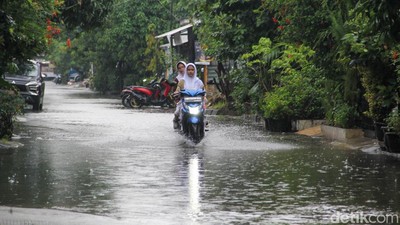 Hujan Deras Picu Banjir di Jatirahayu Pondok Melati Bekasi