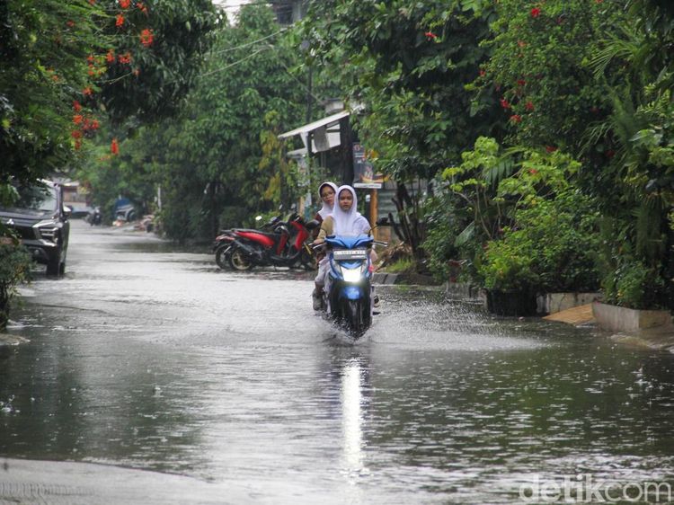 Hujan Deras Picu Banjir di Jatirahayu Pondok Melati Bekasi