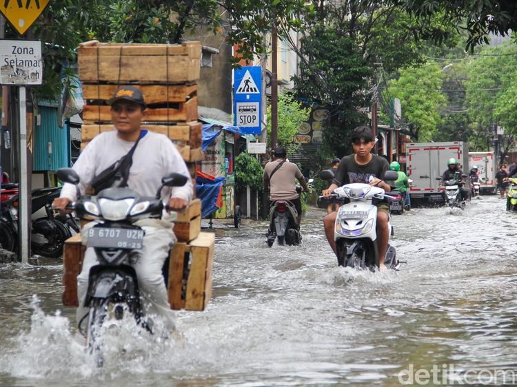 Hujan Reda, Banjir Masih Menggenang di Permukiman Pademangan Timur
