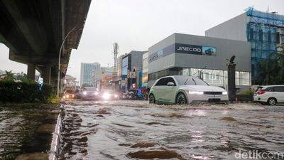Hujan Tak Berhenti, Ruas Jalan Depan Mal Kelapa Gading Tergenang