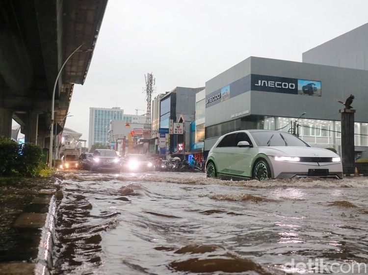 Hujan Tak Berhenti, Ruas Jalan Depan Mal Kelapa Gading Tergenang