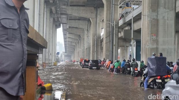 Jalan Boulevard Barat Raya, Kelapa Gading, Jakarta Utara (Jakut) digenangi banjir. Lalu lintas (lalin) di sekitar lokasi pun terdampak. (Taufiq S/detikcom)