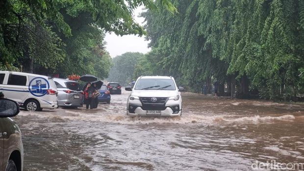Jalan Boulevard Barat Raya, Kelapa Gading, Jakarta Utara (Jakut) digenangi banjir. Lalu lintas (lalin) di sekitar lokasi pun terdampak. (Taufiq S/detikcom)