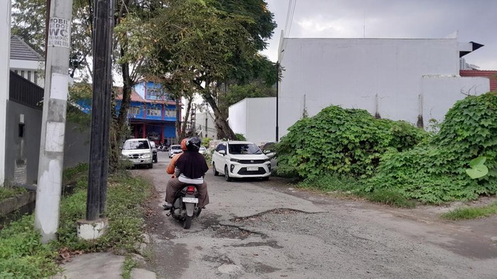 Jalan Candi Kalasan, Kelurahan Petisah Tengah Kecamatan Medan Petisah yang rusak parah dan dipenuhi lubang. (Rechtin Hani Ritonga/detikSumut)