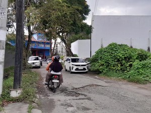 Warga Ngeluh Jalan Candi Kalasan Medan Rusak Parah-Bahayakan Pengendara