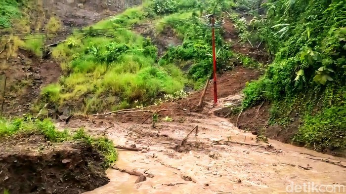 Jalan Nasional Bagbagan - Kiaradua Kembali Tertutup Longsor, Senin (12/1/2026).