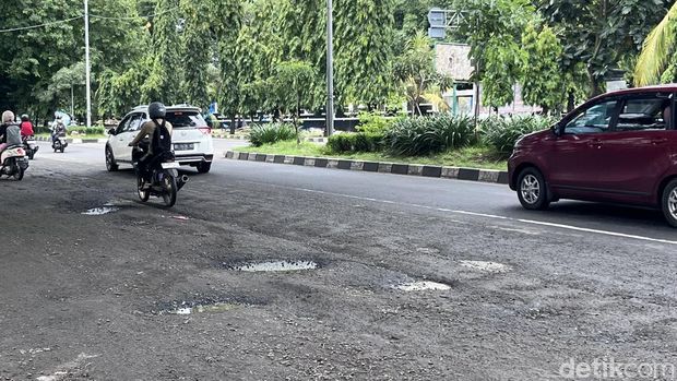 Jalan Perintis Kemerdekaan Makassar sudah rusak meski baru diperbaiki.
