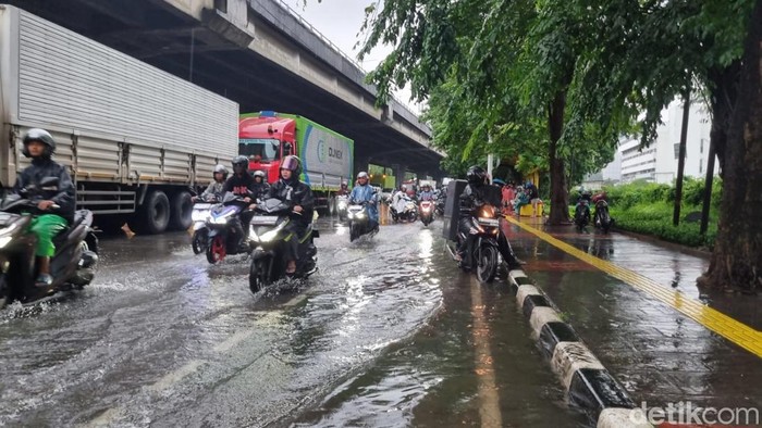 Jalan Yos Sudarso Jakut Tergenang, Lalin ke Kelapa Gading Macet