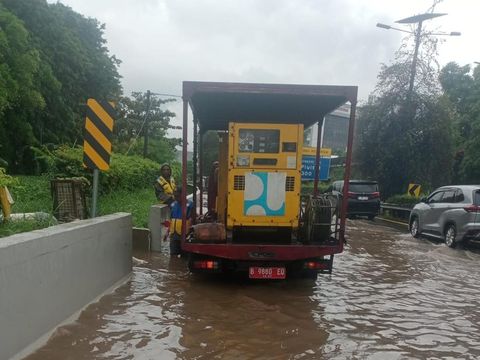 Jasamarga mengerahkan unit pompa untuk mempercepat penanganan genangan air di Tol Sedyatmo dengan mengerahkan sebanyak 9 unit pompa. (dok Jasamarga)