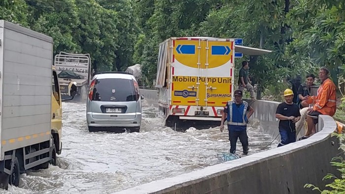 9 Unit Pompa Dikerahkan Sedot Genangan di Tol Sedyatmo