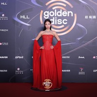 Warna merah seolah sudah menjadi ciri khas Jennie BLACKPINK, sesuai dengan konsep album solonya RUBY. Ia memakai gaun berpotongan bustier tanpa tali dengan detail berlipit, dan rok menyapu lantai. Foto: Instagram