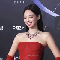 Gaun tersebut datang dari koleksi Maison Margiela ‘Haute Couture’ Fall Winter 2025 rancangan khusus Glenn Martens. Sebelum Jennie BLACKPINK, ada Kim Kardashian yang terlihat memakai versi gaun berwarna krem. Foto: Instagram