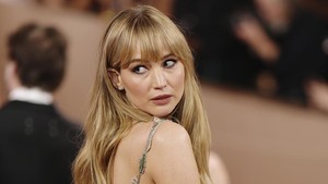 Bahkan beberapa Swifties pun mencuitkan jika penampilan itu mengingatkan mereka dengan era sang diva pada 2011 silam. The Hollywood Reporter via Getty/Matt Winkelmeyer/GA