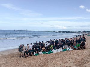 Jurus Kolaborasi Jimbaran Hijau Lewat Bersih-bersih di Pantai Kedonganan