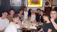 Dalam kesempatan itu, ada teman-teman lainnya. Di antaranya Gisel dengan kekasihnya, Cinta Brian. Foto: dok instagram Jonathan Frizzy