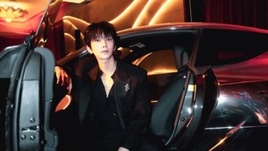 Joshua tampil dengan busana serba hitam dengan rambut bergaya wet-look dan aksesori cincin di jari-jarinya. (Foto: dok. Instagram @joshu_acoustic)