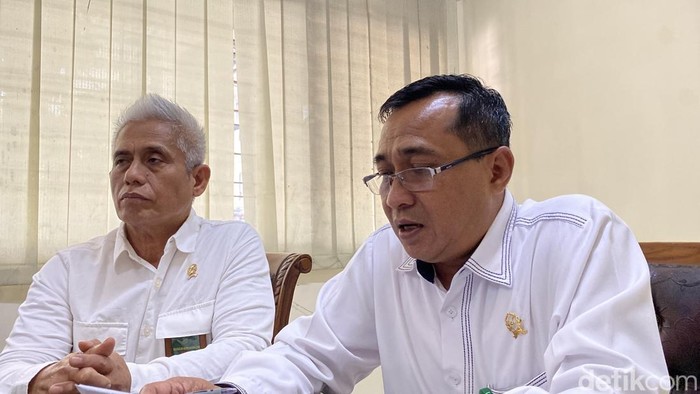 Juru Bicara PN Semarang, Maryono (kiri), dan Hadi Sunoto (kanan) di PN Semarang, Kota Semarang, Senin (12/1/2026).