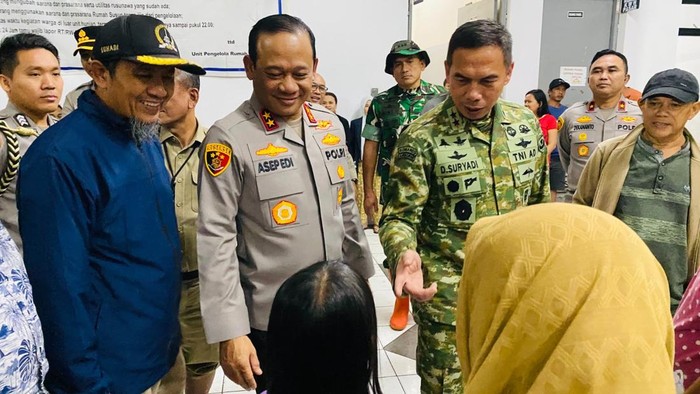 Kapolda Metro dan Pangdam Jaya Tinjau Pengungsi Banjir di Cilincing Jakut