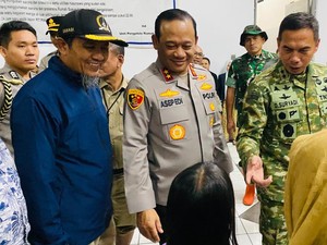 Kapolda Metro dan Pangdam Jaya Tinjau Pengungsi Banjir di Cilincing Jakut