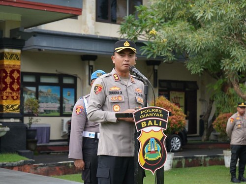 Kapolres Gianyar AKBP Chandra C. Kesuma memberikan arahan dalam Apel Jam Pimpinan pada Senin (12/1/2026)