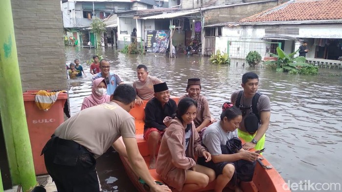 Pegangsaan Dua Jakut Masih Terendam Banjir, Warga Mengungsi
