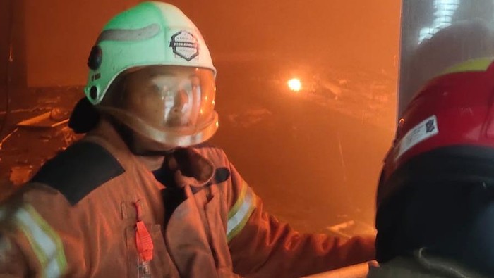 Kebakaran di tempat biliar Surabaya