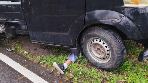 Pengendara sepeda motor berada di bawah pikap setelah tabrak di jalan Trans Flores Ruteng-Labuan Bajo, Senin (12/1/2026).