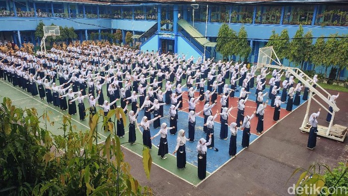 Kegiatan pertama di sekolah SMP Ciamis usai libur panjang.