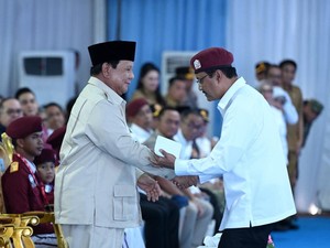 Momen Haru Peresmian Sekolah Rakyat, Gus Ipul Dipeluk Prabowo