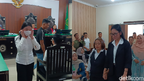 Kolase foto Meylani Putri (kemeja putih) dan Misri Puspita Sari (kanan) saat dihadirkan sebagai saksi kasus pembunuhan Brigadir Nurhadi di PN Mataram, Senin (12/1/2026).