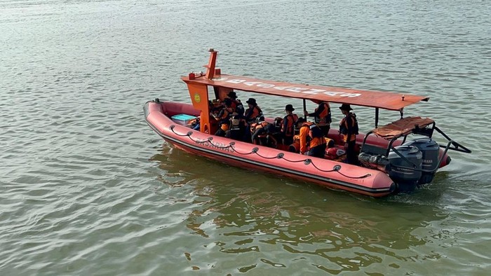 Sebuah kapal nelayan tenggelam usai dihantam gelombang tinggi di perairan Tanjung Gomo, Konawe Selatan, Sulawesi Tenggara (Sultra).