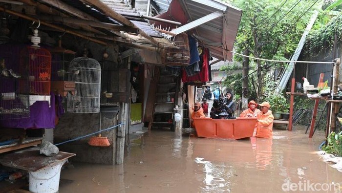 Banjir di Jalan NIS Cilandak Timur Mulai Surut