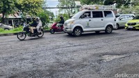 Perbaikan Jalan Perintis Kemerdekaan baru dilakukan akhir November 2025 lalu namun mulai mengalami kerusakan memasuki awal tahun baru 2026.