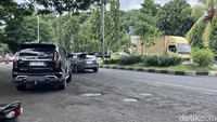 Aspal Jalan Perintis Kemerdekaan Makassar terkelupas hingga materialnya berhamburan di jalanan.