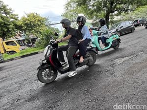 Proyek Kejar Tayang Jalan Perintis Makassar yang Rusak Parah Usai Diaspal