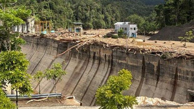 Kondisi Pembangkit Listrik Tenaga Air (PLTA) Sipansihaporas, Tapanuli Tengah pascabencana banjir dan tanah longsor di wilayah Sumatera Utara akhir November lalu. Sejak awal Desember lalu pembangkit hijau berusia lebih dari 20 tahun ini telah kembali beroperasi penuh setelah sebelumnya sempat dihentikan sementara akibat dampak bencana di wilayah tersebut. (Dok. PT PLN Persero)