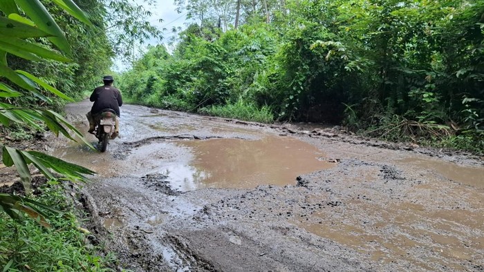 Jalan Penghubung Kecamatan di Ogan Ilir Rusak Parah